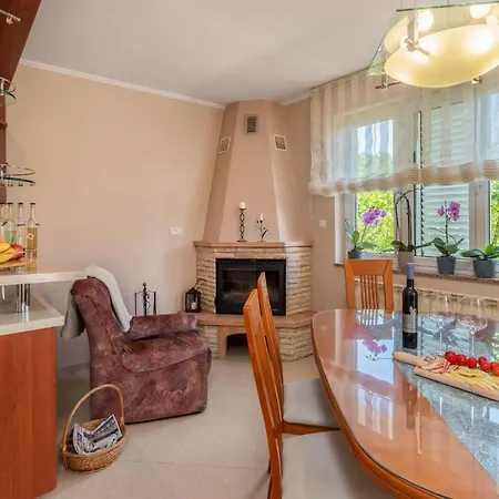 1 Bedroom Awesome In Apartment *