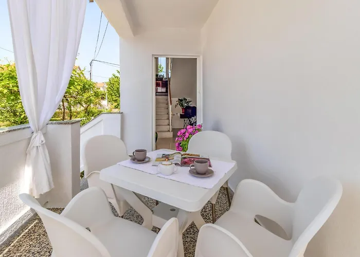 1 Bedroom Awesome In Apartamento *