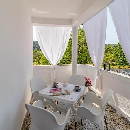 Apartamento 1 Bedroom Awesome In *