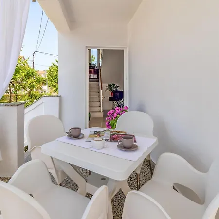 1 Bedroom Lovely In Apartament *