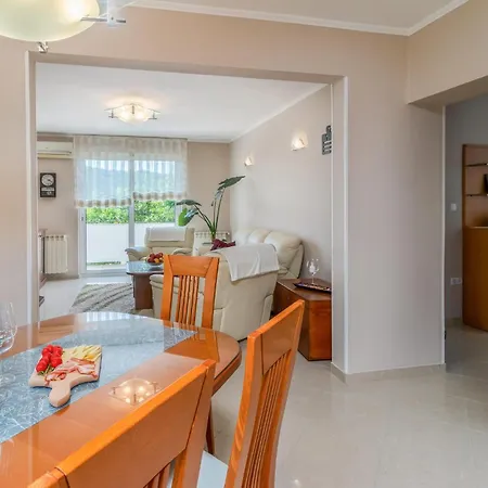 1 Bedroom Awesome In Apartamento *