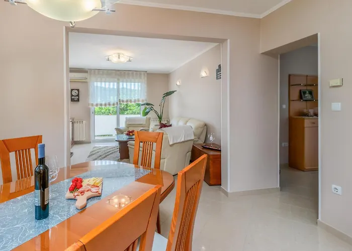 1 Bedroom Awesome In Apartment *